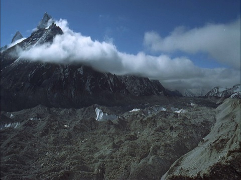 云在雪峰和冰川上翻腾，喜马拉雅山，尼泊尔视频素材