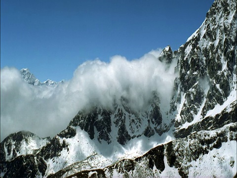 云在白雪皑皑的山峰上翻腾，喜马拉雅山，尼泊尔视频素材