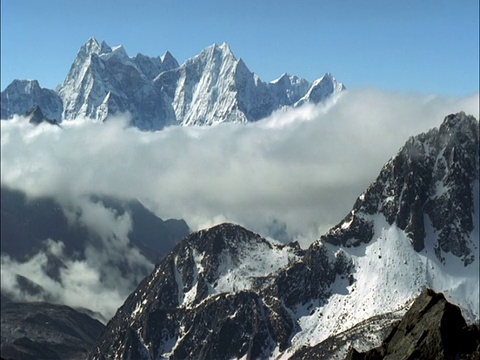 云流和翻腾之间的雪峰，喜马拉雅山，尼泊尔视频素材