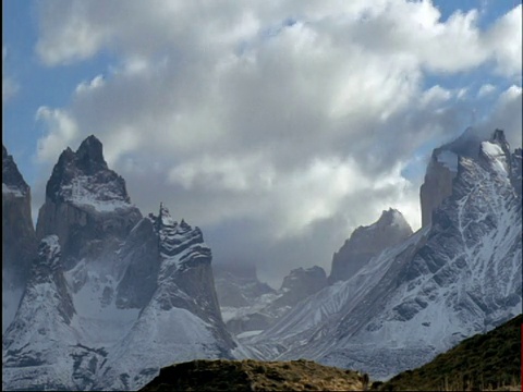 云飘过雪峰，安第斯，智利视频素材