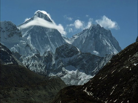 云在白雪皑皑的山峰上翻腾，喜马拉雅山，尼泊尔视频素材