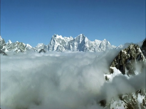 云流和翻腾之间的雪峰，喜马拉雅山，尼泊尔视频素材