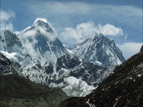 云在白雪皑皑的山峰上翻腾，喜马拉雅山，尼泊尔视频素材