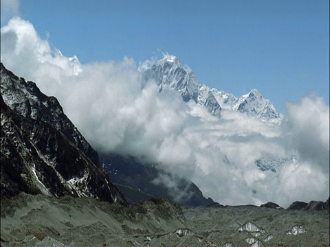 云在白雪皑皑的山峰上翻腾，喜马拉雅山，尼泊尔视频素材