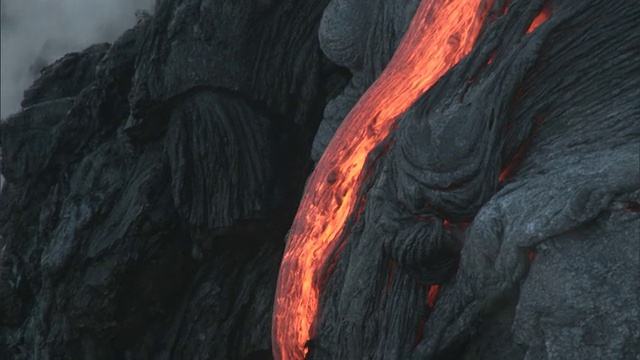 大洋与夏威夷大岛火山喷发出的熔岩相遇视频素材