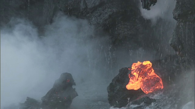 大洋与夏威夷大岛火山喷发出的熔岩相遇视频素材