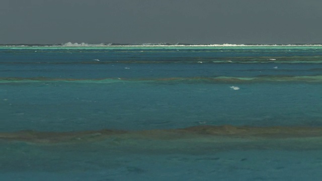 海浪冲击礁在热带泻湖边缘，莫比提，法属波利尼西亚视频素材