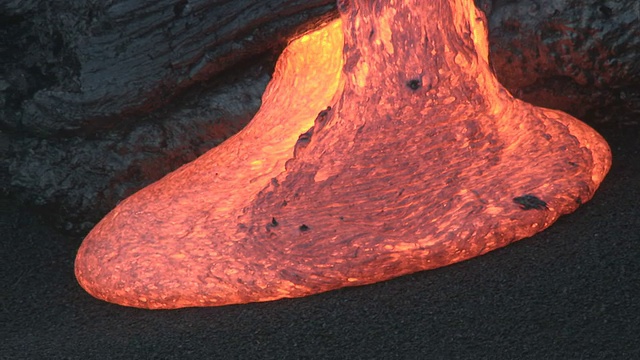 大洋与夏威夷大岛火山喷发出的熔岩相遇视频素材