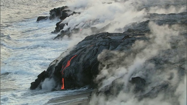 大洋与夏威夷大岛火山喷发出的熔岩相遇视频素材