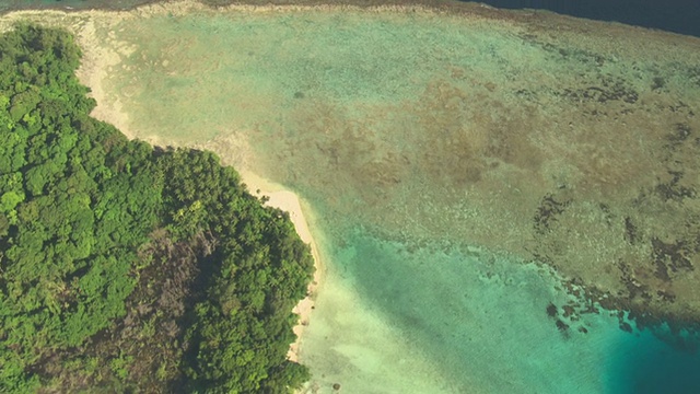 所罗门群岛的一个岛屿环礁和浅层热带泻湖视频素材