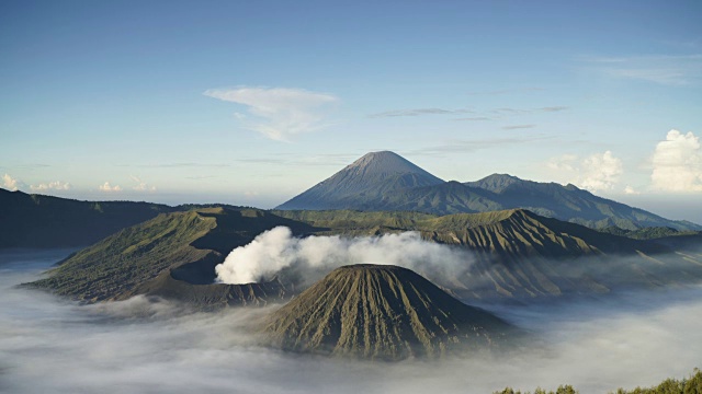 小布罗莫火山随着日出而喷发视频素材