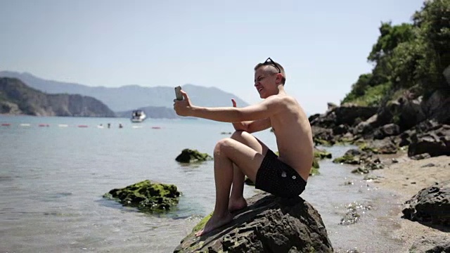 男人把selfies视频素材