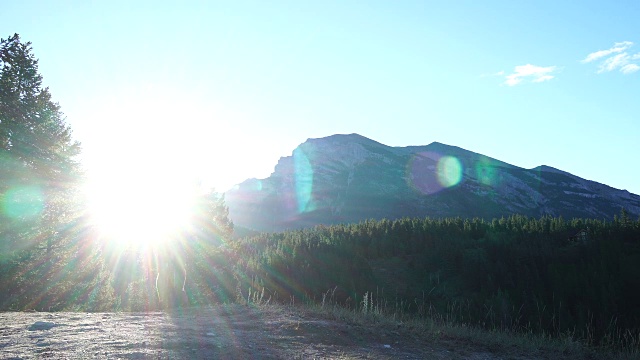 山地车在日出时骑到山顶，眺望群山视频素材