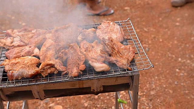 平底锅:在明火上烤猪肉视频素材