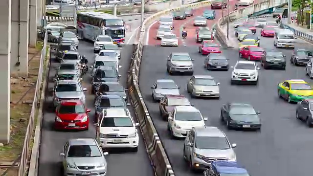 泰国曼谷拉帕劳广场上的交通堵塞时间。视频素材