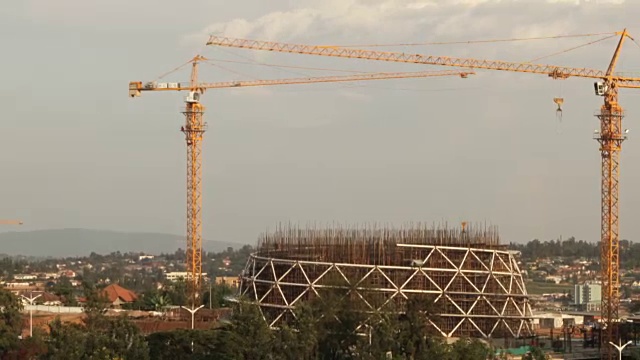 起重机在基加利的一个建筑工地上移动。视频素材