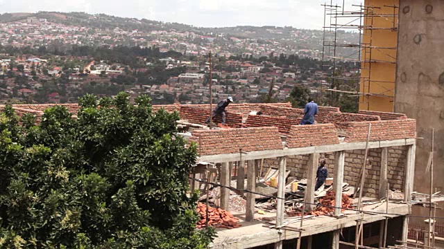 在基加利的建筑工地工作的男人的可能性很小。视频素材