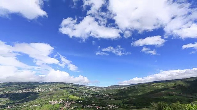 蓝色的天空，一些云和阴影在山谷视频下载