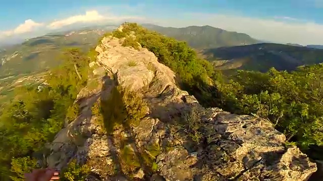 在加泰罗尼亚比利牛斯山脉的夕阳下，一个人从个人角度走在一个边缘山。视频素材