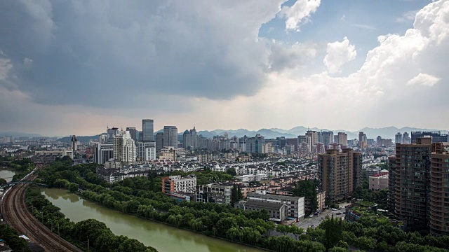 雨在中国杭州市中心天际线的摩天大楼上缓缓落下视频素材