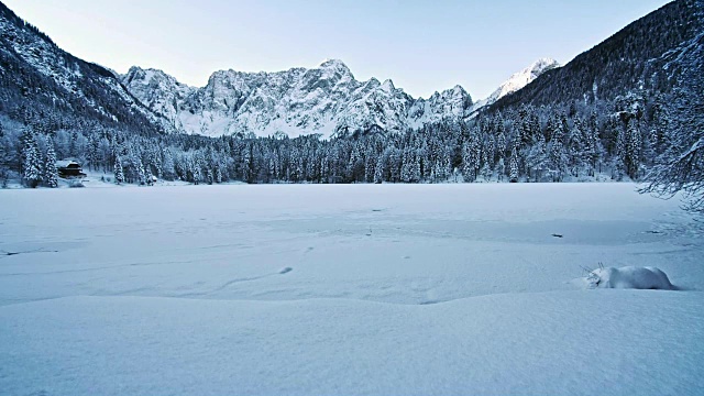 四季湖在山上视频素材