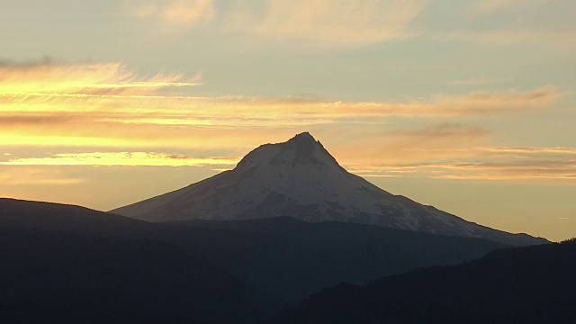 俄勒冈州胡德山和喀斯喀特山脉的清晨鸟瞰图。视频素材