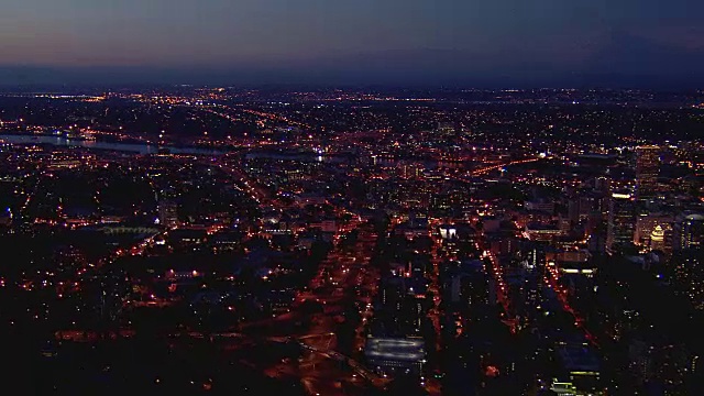 广角夜间空中城市景观夜间;波特兰。视频素材