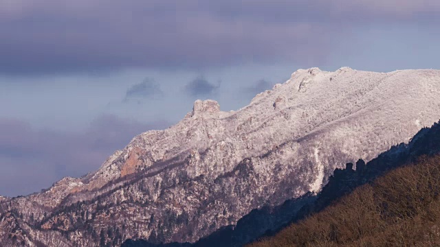 Socheongbong峰和Daecheongbong峰(雪山国家公园最高峰)的延时雪景视频素材