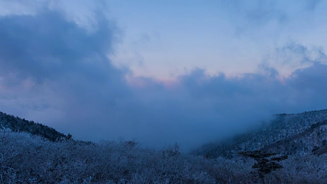 在雪覆盖的Socheongbong峰和Daecheongbong峰(雪山国家公园的最高峰)上延时流动的云视频素材