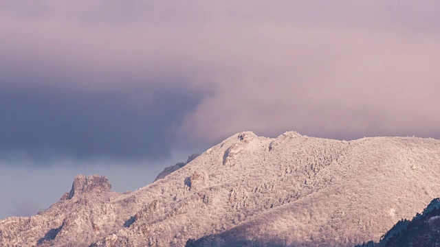 Socheongbong峰和Daecheongbong峰(雪山国家公园最高峰)的延时雪景视频素材