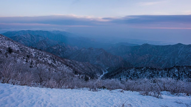 大清峰和socheongbong峰(雪山国家公园的最高峰)在黎明时分被雪覆盖的延时景观视频素材