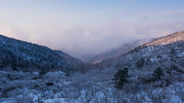 大清峰和socheongbong峰(雪山国家公园的最高峰)被雪覆盖的延时景观视频素材