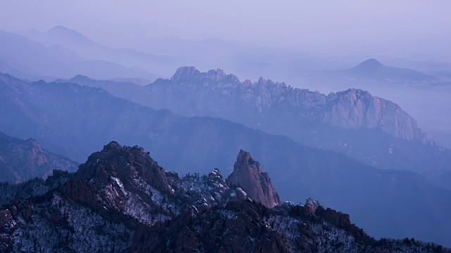 大清峰和socheongbong峰(雪山国家公园的最高峰)被雪覆盖的延时景观视频素材