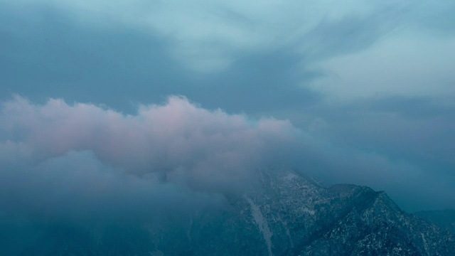 在雪覆盖的Socheongbong峰和Daecheongbong峰(雪山国家公园的最高峰)上延时流动的云视频素材