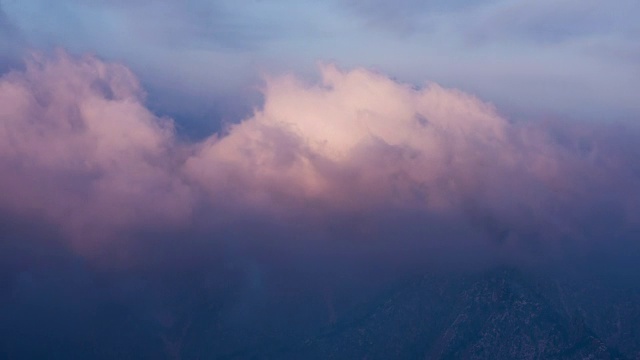 在雪覆盖的Socheongbong峰和Daecheongbong峰(雪山国家公园的最高峰)上延时流动的云视频素材