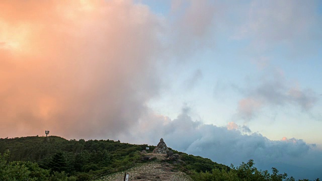 赤旗山国家公园野五旦山顶石坛上流云图(旅游景点)视频素材