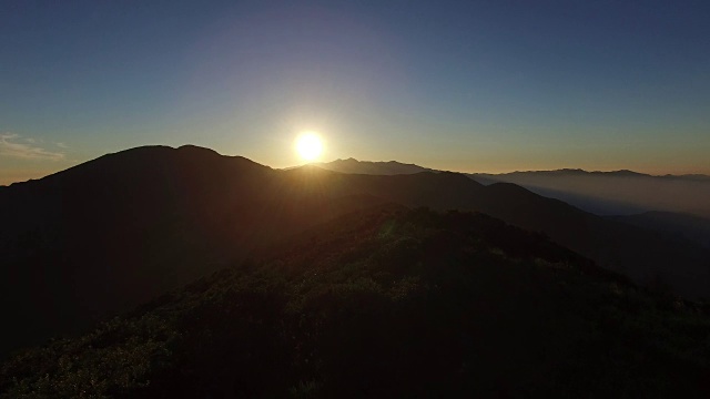 鸟瞰图基里山国家公园(韩国著名旅游目的地)的黎明景观视频素材