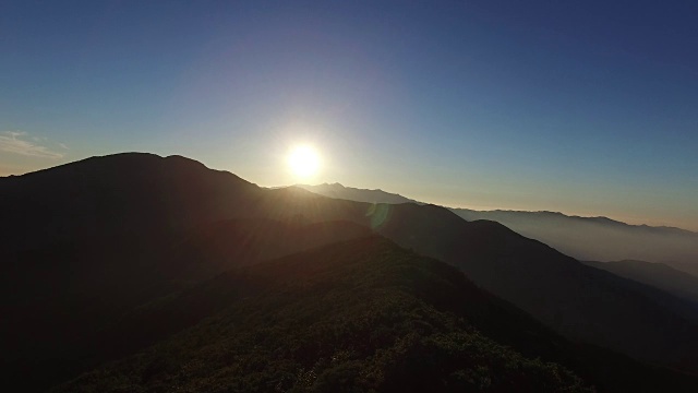 鸟瞰图基里山国家公园(韩国著名旅游目的地)的黎明景观视频素材