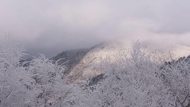 江陵安班德乡山上的延时雪景视频素材