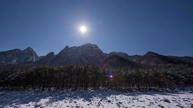 平昌(2018年冬奥会)的雪山和森林上的日落延时拍摄视频素材