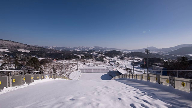 平昌(2018年冬季奥运会)清晨拍摄的空空如也的滑雪场视频素材