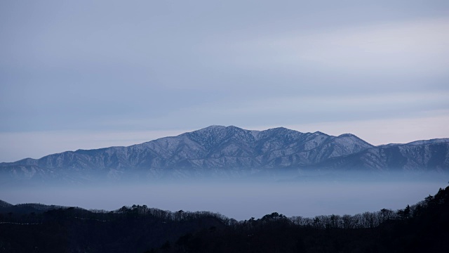 江原道云海的安坂德地区的山景延时拍摄视频素材