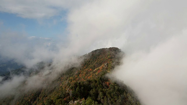 秋日的天望峰(chitisan的第二高峰，它是著名的日出观测点)周围的云海视频素材