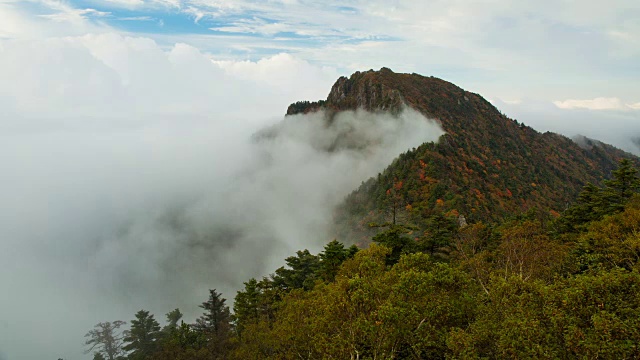 秋日的天望峰(chitisan的第二高峰，它是著名的日出观测点)周围的云海视频素材