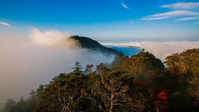 秋日里的天旺峰(chitisan的第二高峰，它是著名的日出观测点)周围的云海视频素材