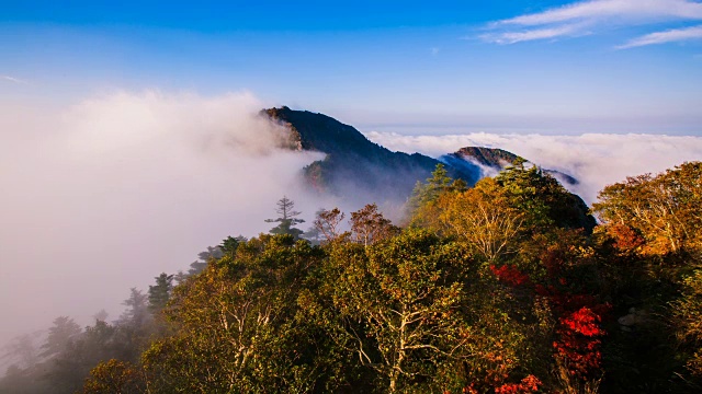 秋日里的天旺峰(chitisan的第二高峰，它是著名的日出观测点)周围的云海视频素材