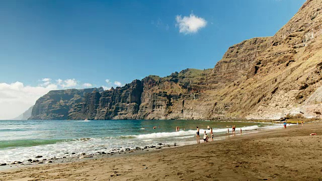 在西班牙特内里费岛(Tenerife)的洛斯巨人悬崖(The Cliffs of Los Gigantes)，拍摄4K时间视频素材