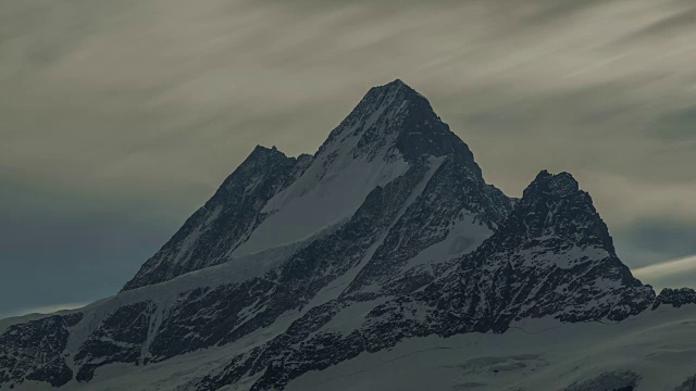 Schreckhorn的延时拍摄(最高的山峰完全位于伯尔尼阿尔卑斯州)视频素材