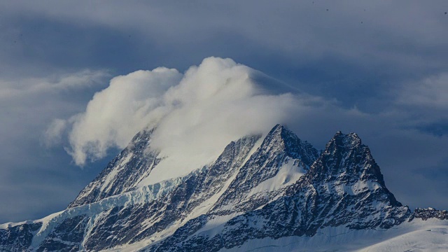 Schreckhorn的延时拍摄(最高的山峰完全位于伯尔尼阿尔卑斯州)视频素材