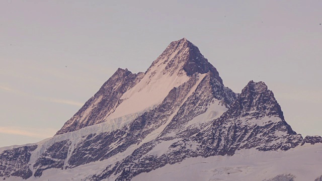 Schreckhorn的延时拍摄(最高的山峰完全位于伯尔尼阿尔卑斯州)视频素材